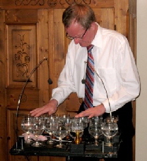 Toni spielt Glasorgel